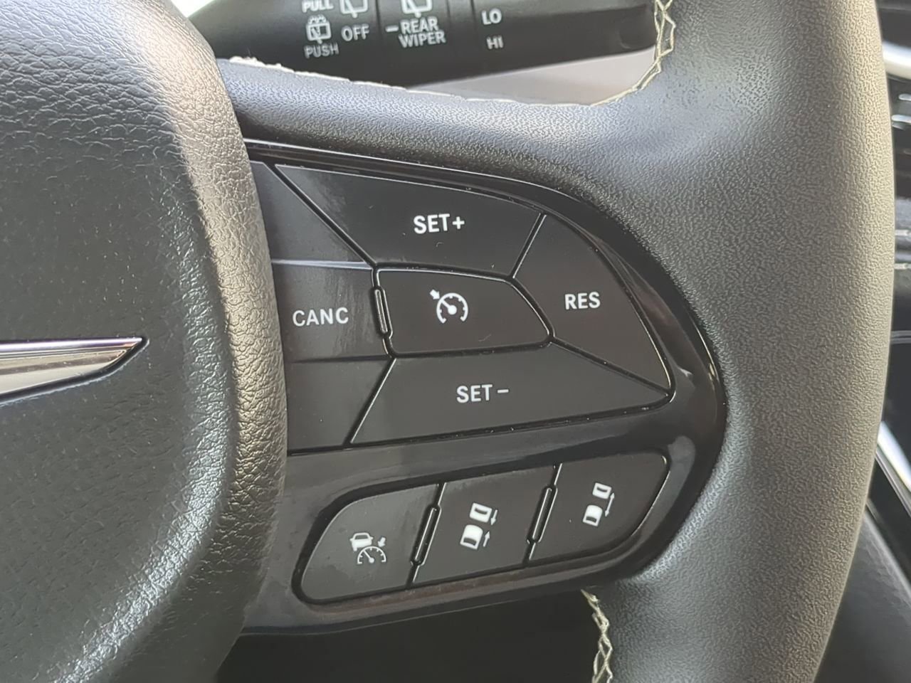 Used 2025 Chrysler Pacifica Limited FWD image 28