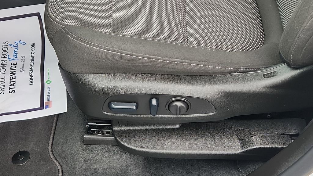 Used 2023 Chevrolet Traverse LT image 16