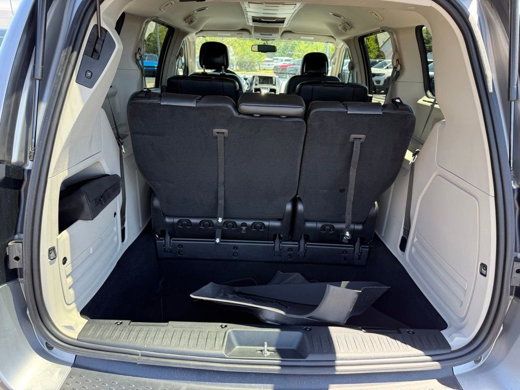 Used 2015 Chrysler Town & Country Touring w/ Driver Convenience Group FWD image 29