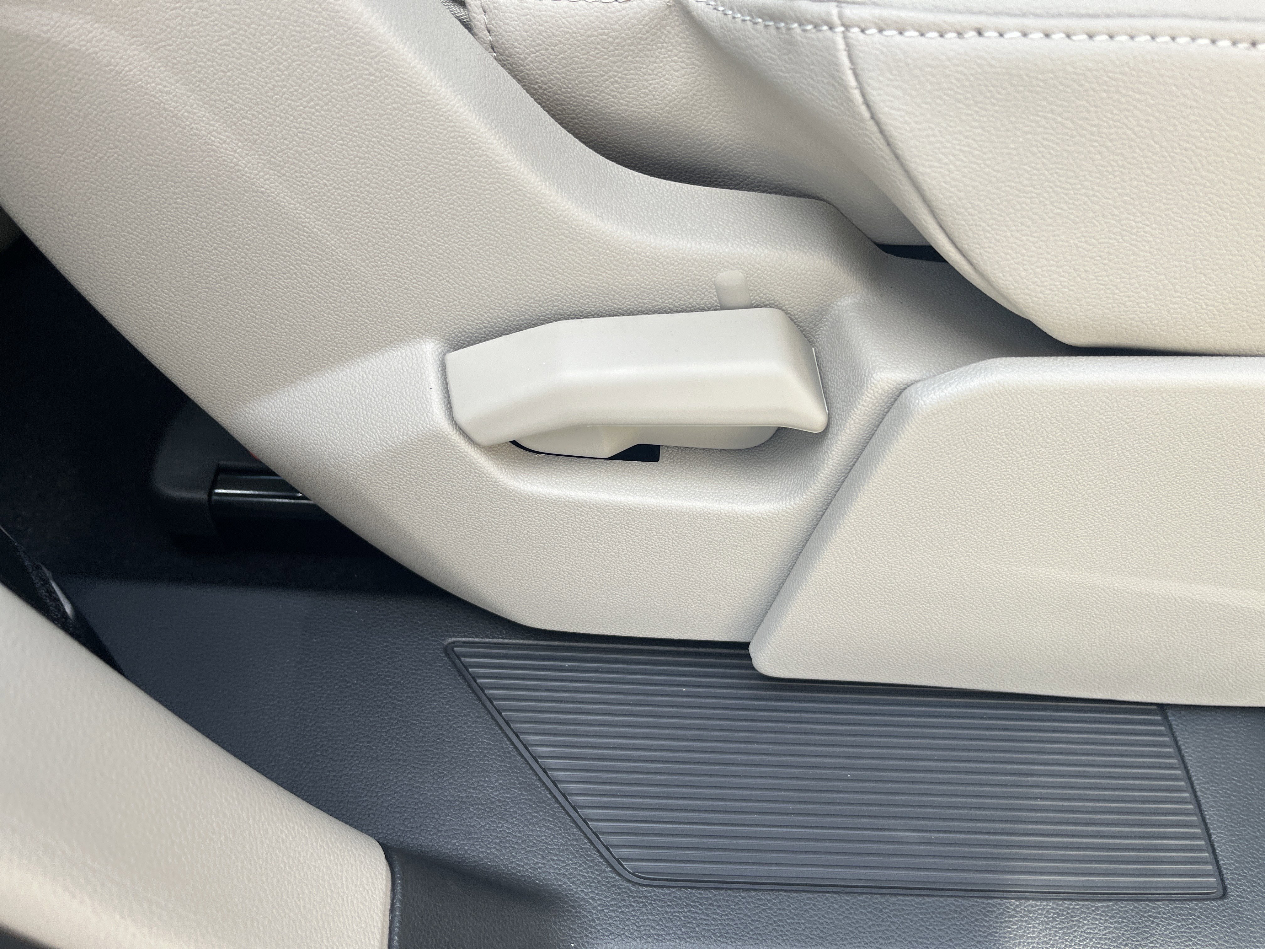 New 2026 Volkswagen Atlas SE image 14