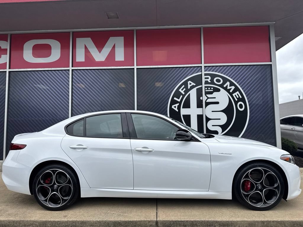 Used 2023 Alfa Romeo Giulia Veloce AWD/4WD image 4