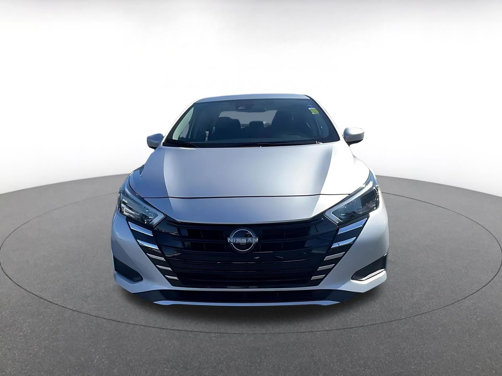 Used 2025 Nissan Versa SV image 4