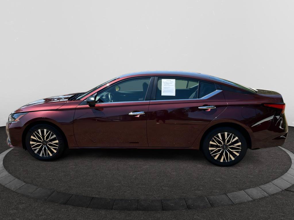 Used 2025 Nissan Altima 2.5 SV FWD image 2