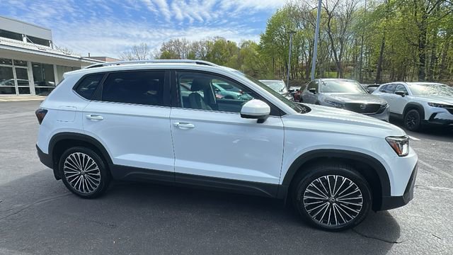 Used 2025 Volkswagen Taos SE FWD image 5