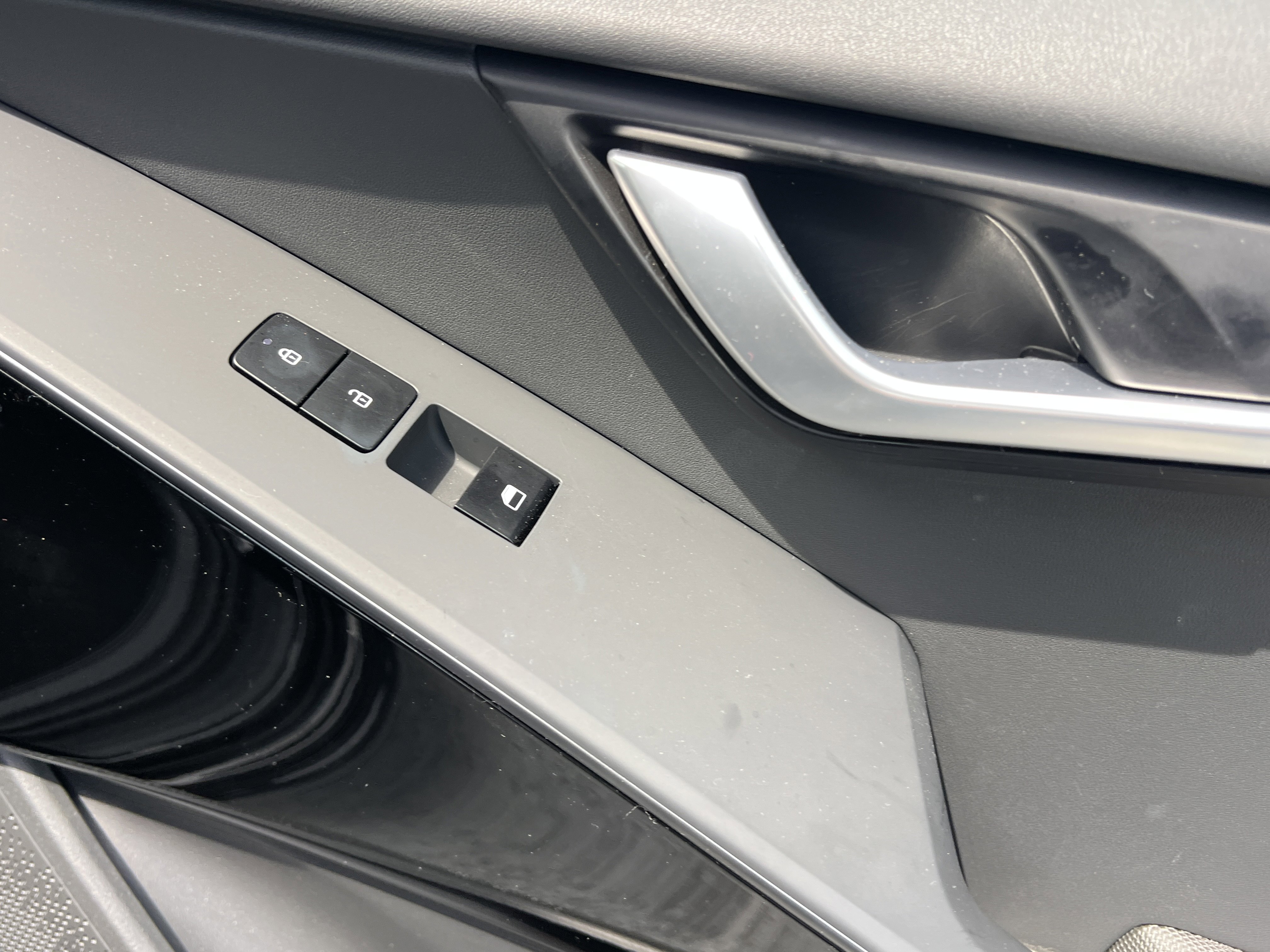 Used 2025 Kia Niro EX image 18