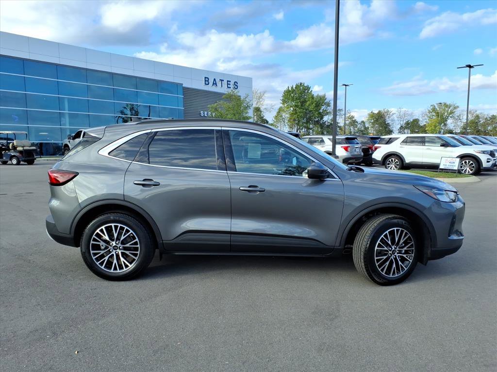 New 2026 Ford Escape SE image 2