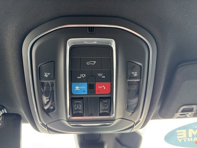 Used 2025 Jeep Grand Cherokee Laredo X w/ Luxury Tech Group I image 15