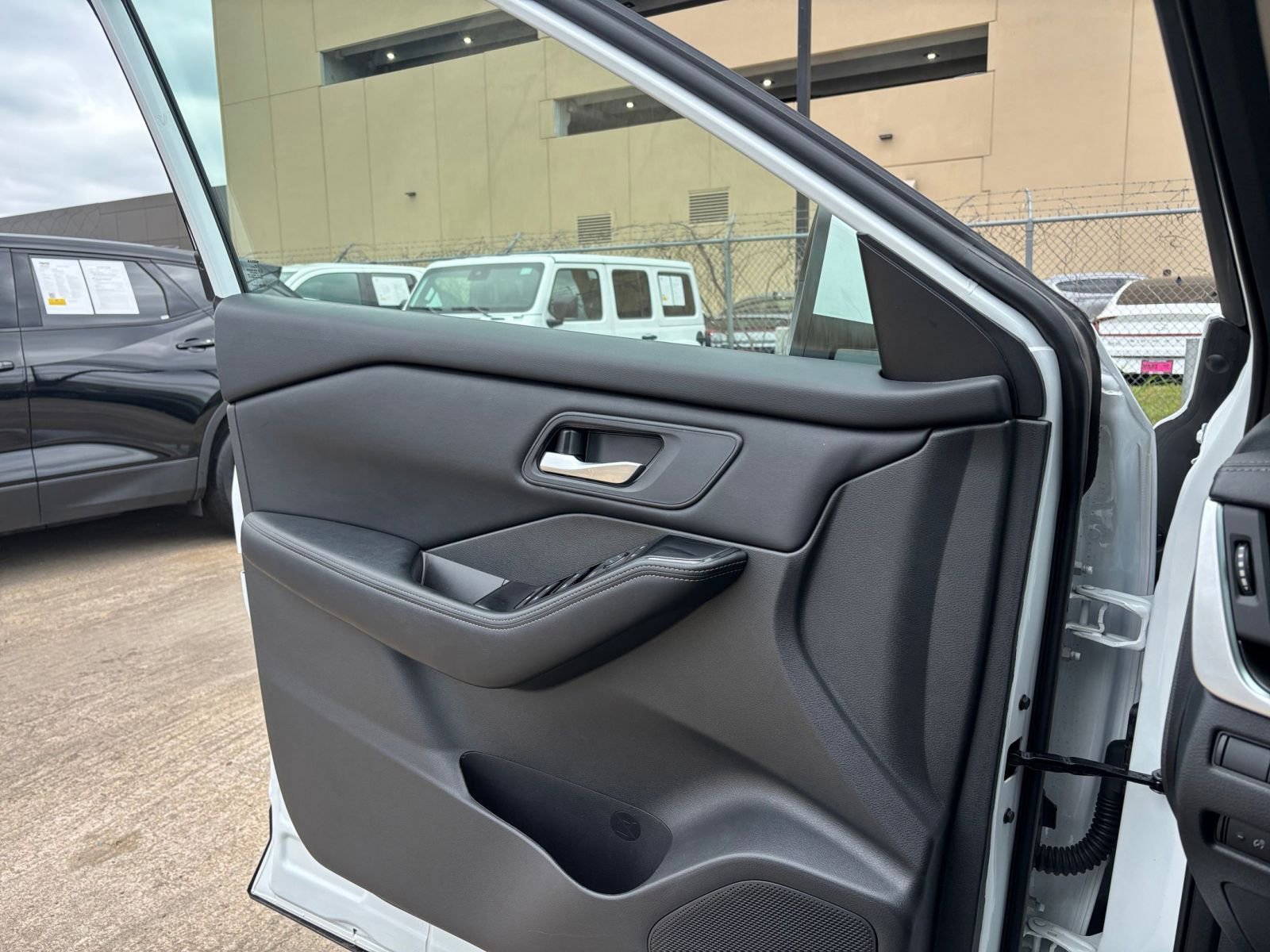 Used 2025 Nissan Rogue SV AWD/4WD image 18