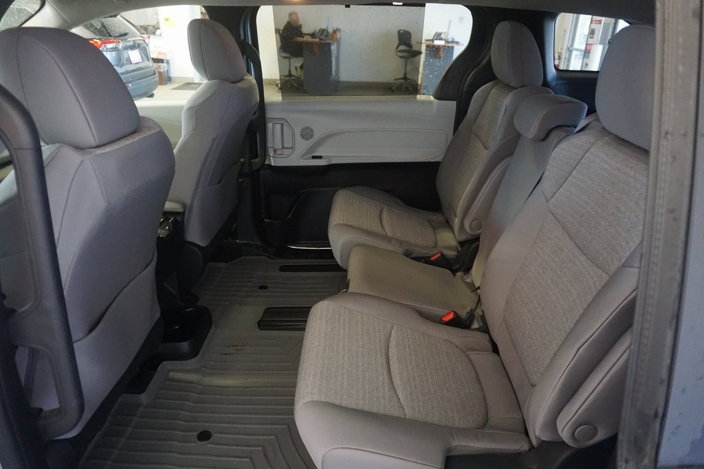 Used 2025 Toyota Sienna LE image 19