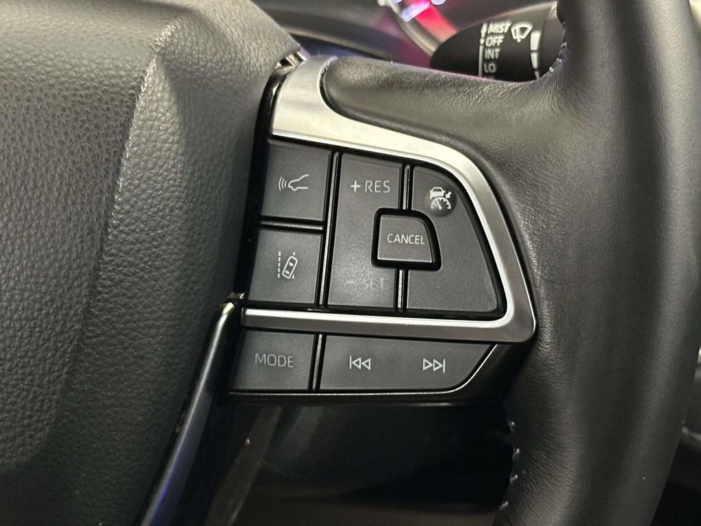 Used 2020 Toyota Highlander LE image 27