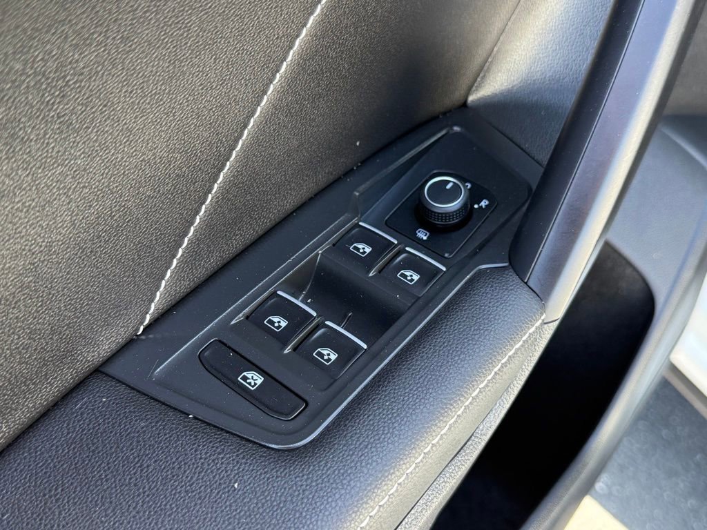 Used 2023 Volkswagen Tiguan SE image 12