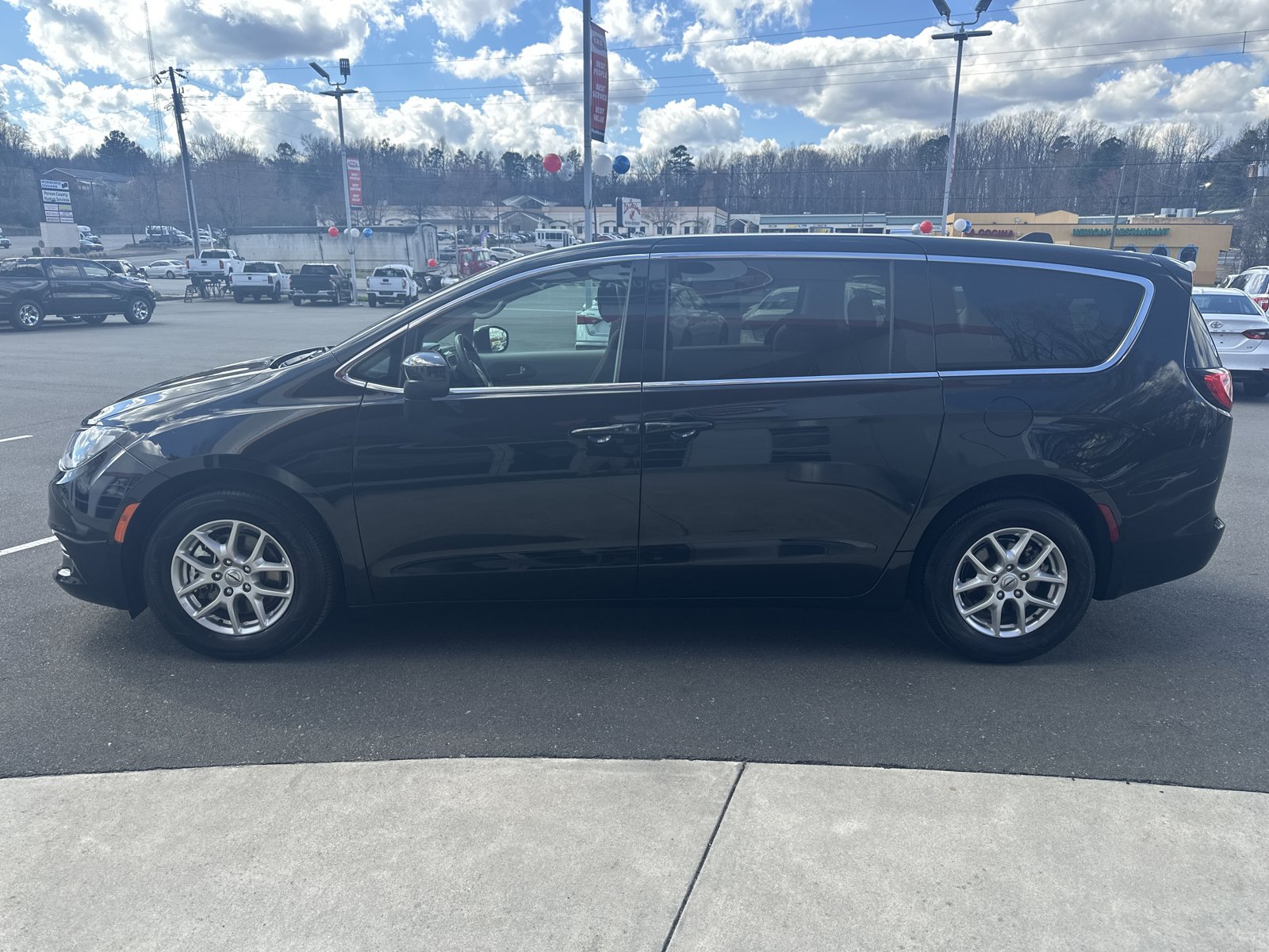 Used 2023 Chrysler Voyager LX FWD image 5
