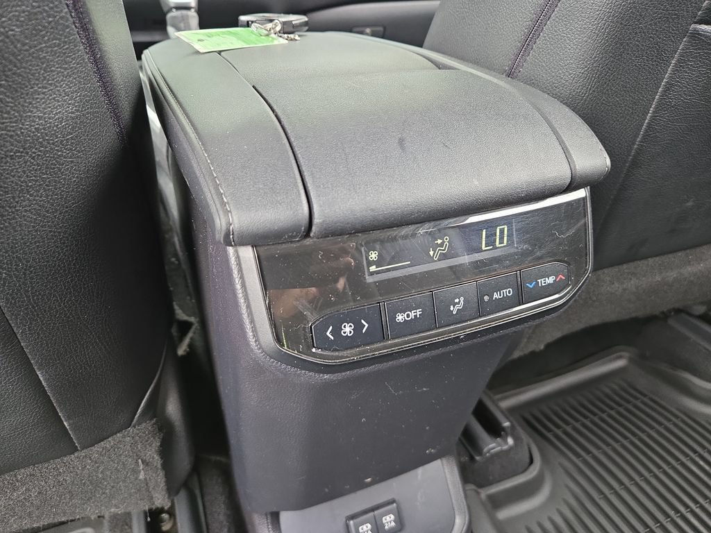Used 2020 Toyota Highlander LE AWD/4WD image 27