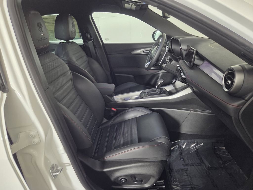 Used 2025 Alfa Romeo Tonale Tributo Italiano AWD/4WD image 32