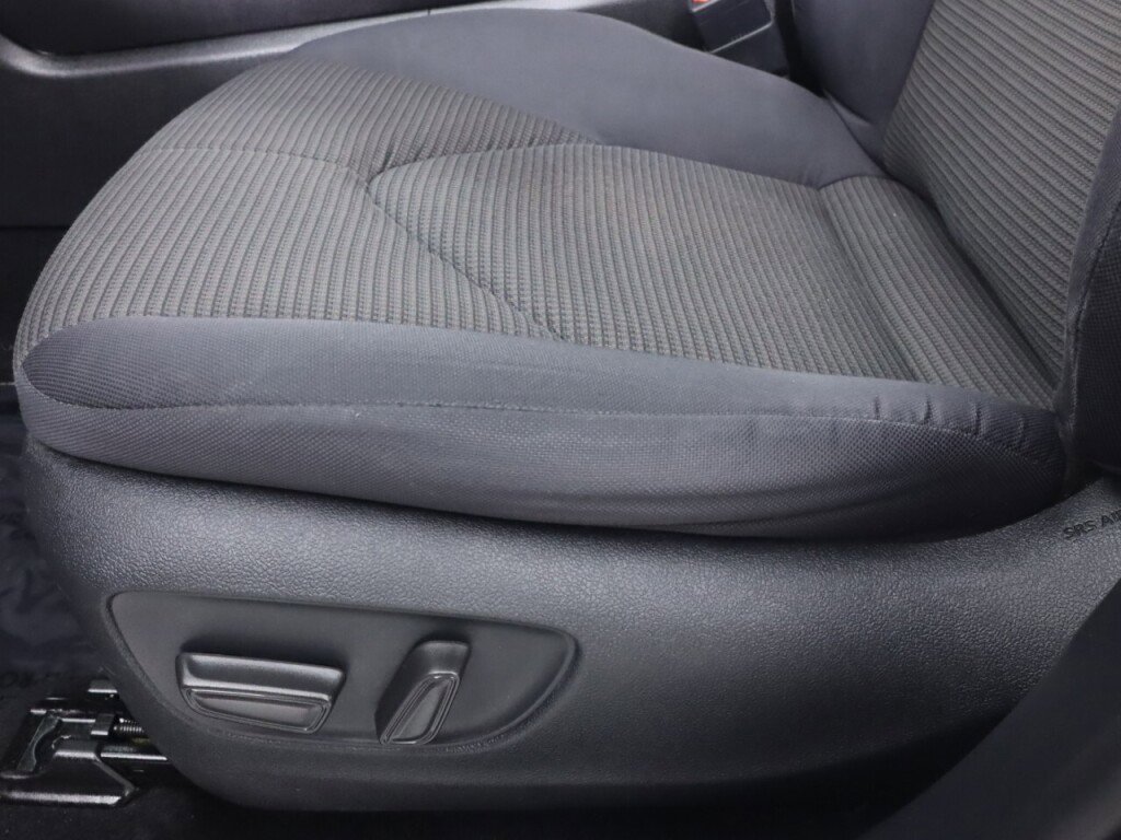 Used 2021 Toyota Highlander LE image 28