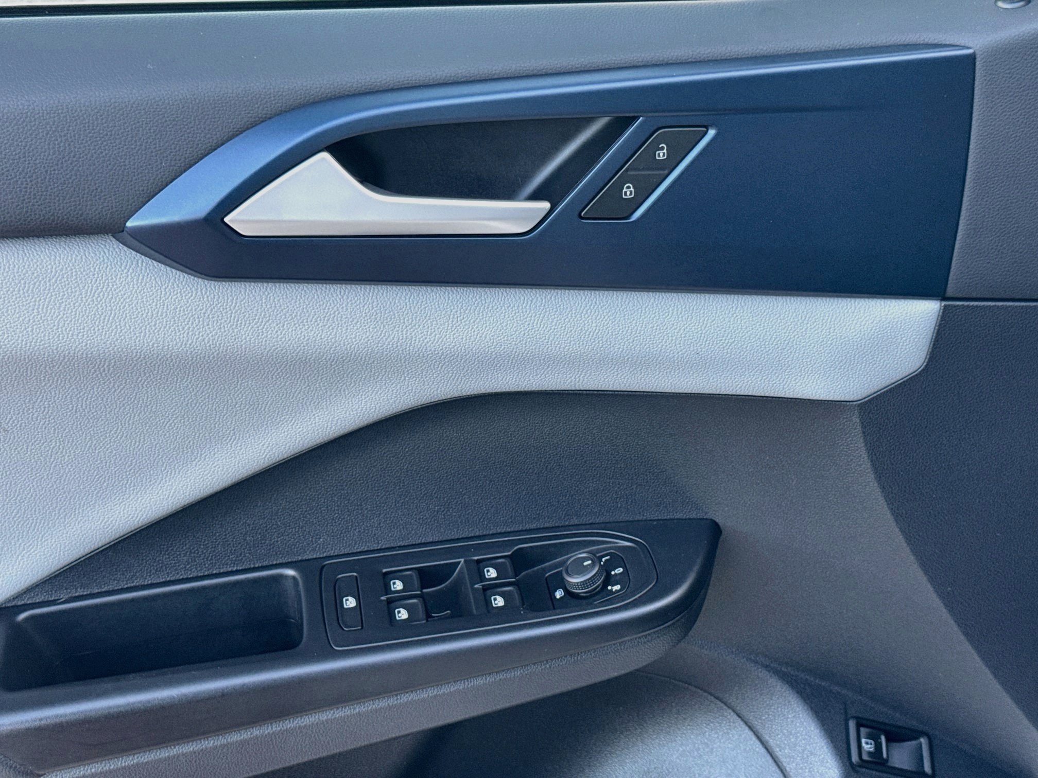 Certified 2022 Volkswagen Taos SE FWD image 16