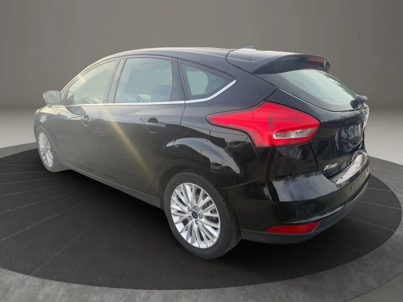Used 2017 Ford Focus Titanium image 7