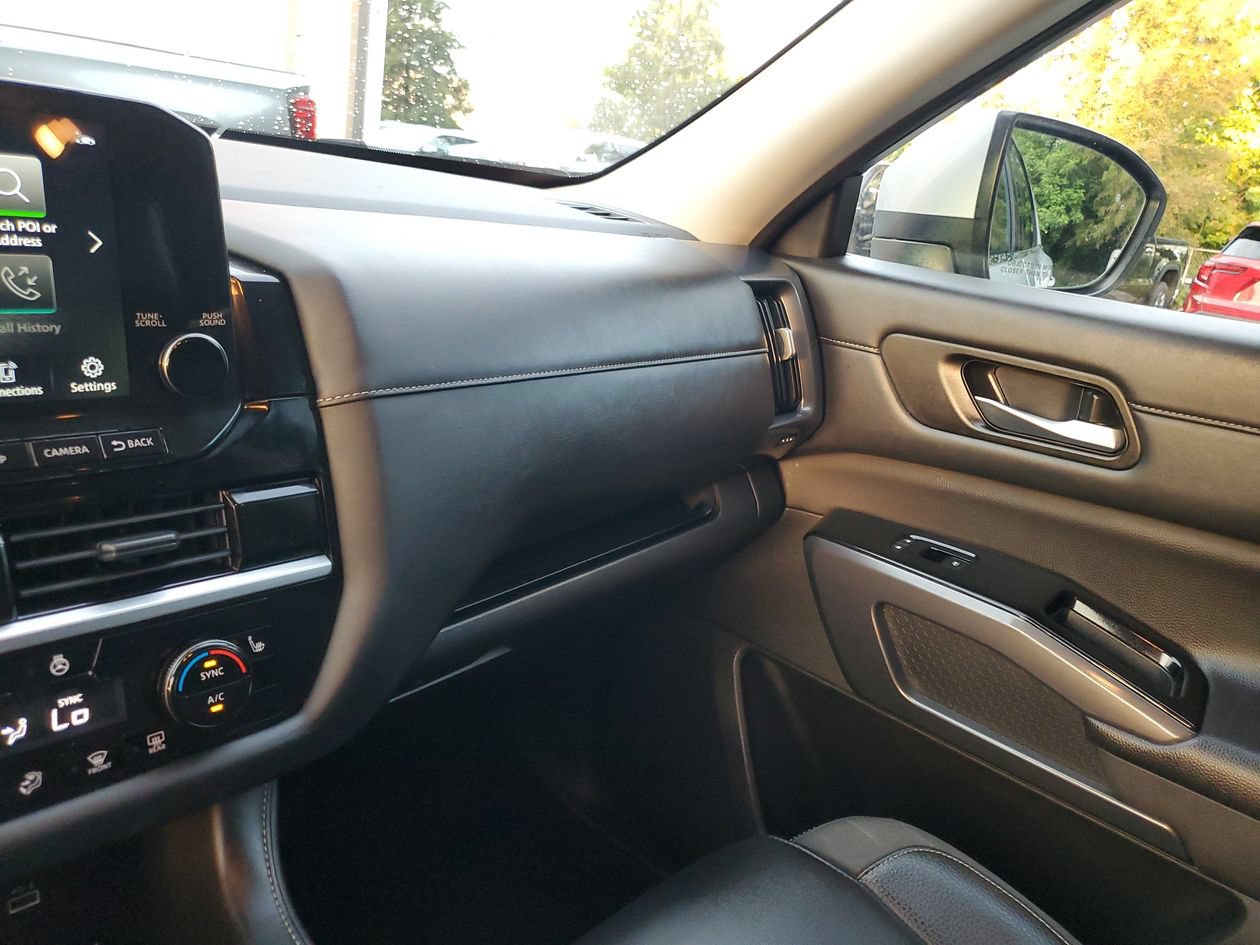 Used 2025 Nissan Pathfinder SL FWD image 25