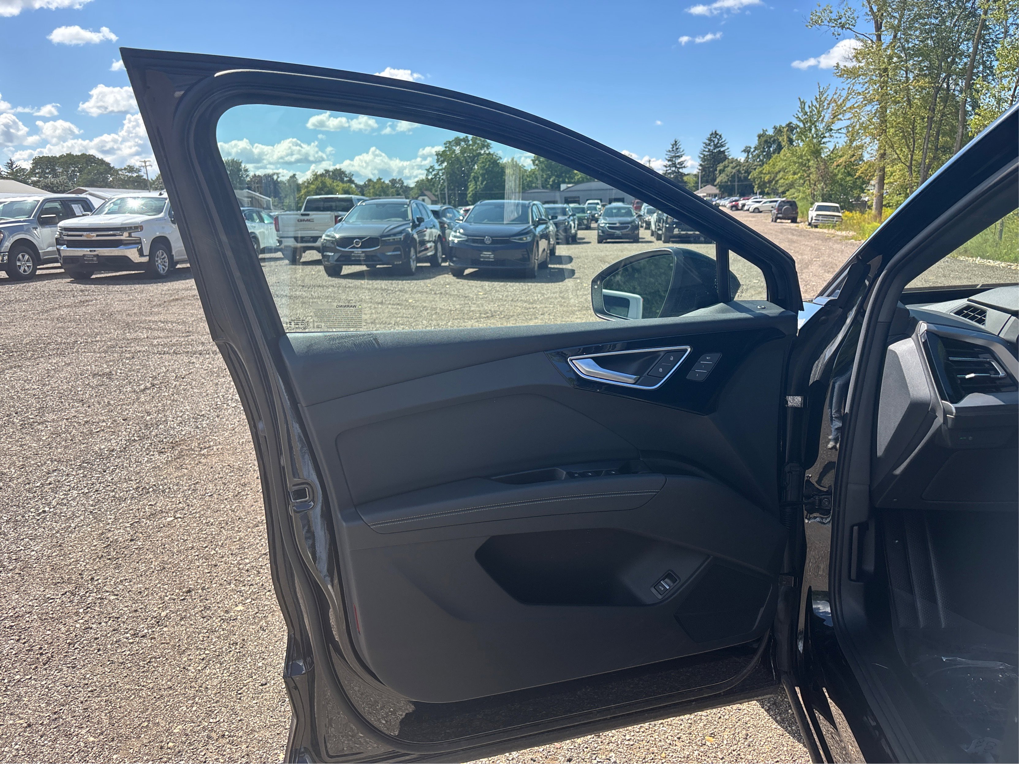 Used 2025 Audi Q4 e-tron Premium Plus image 24