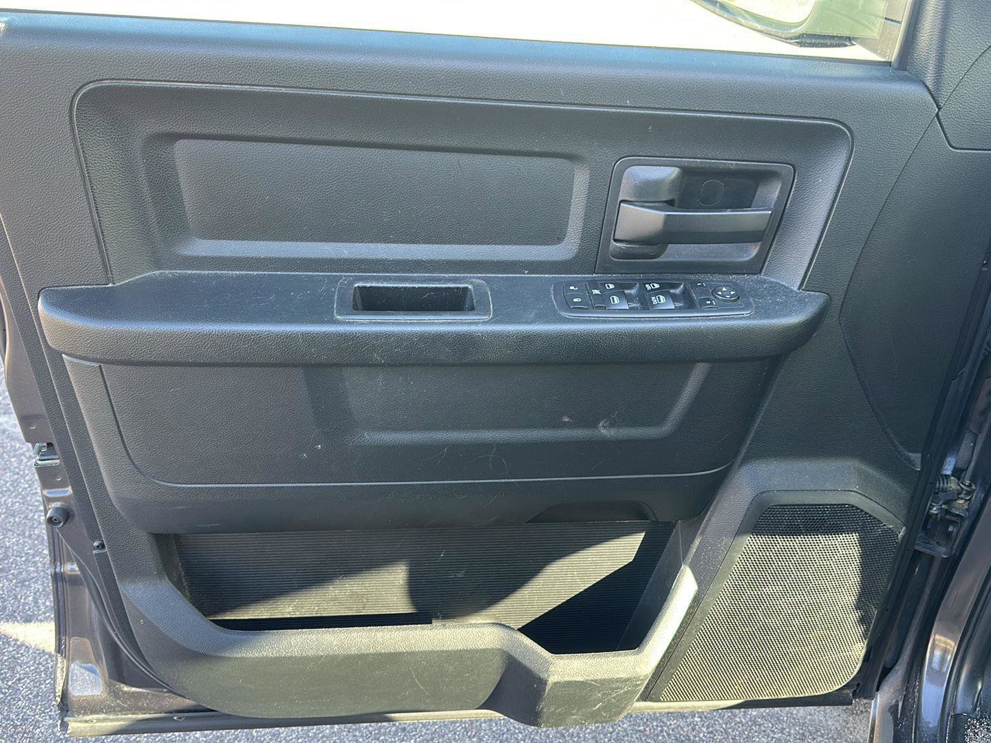 Used 2018 RAM 1500 Express w/ Express Value Package AWD/4WD image 9