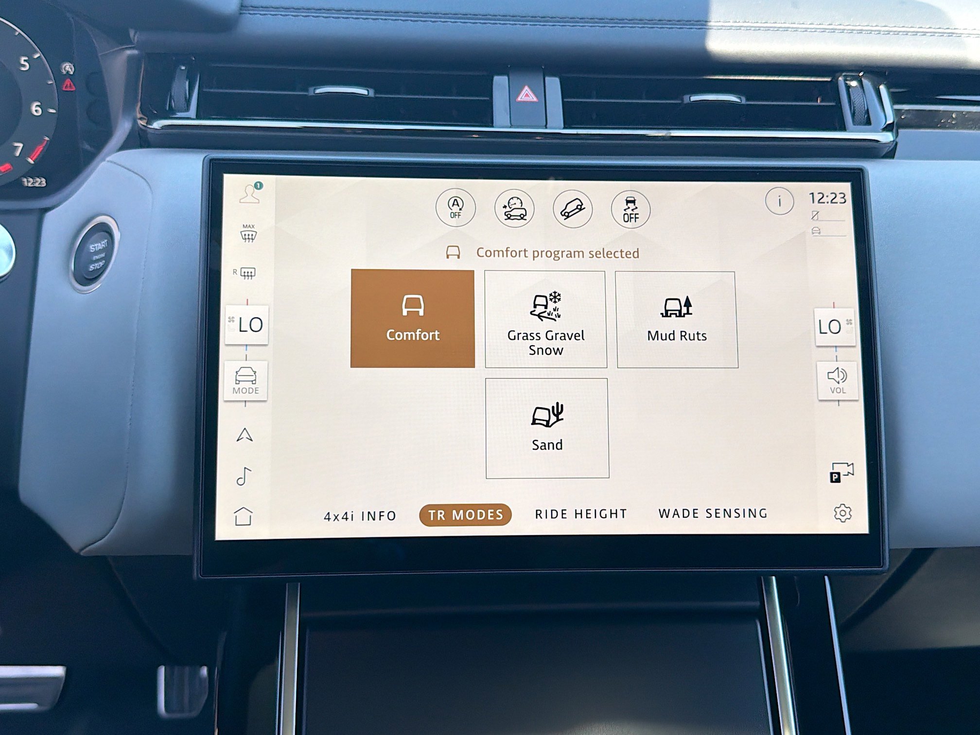 New 2026 Land Rover Range Rover Velar Dynamic SE image 29