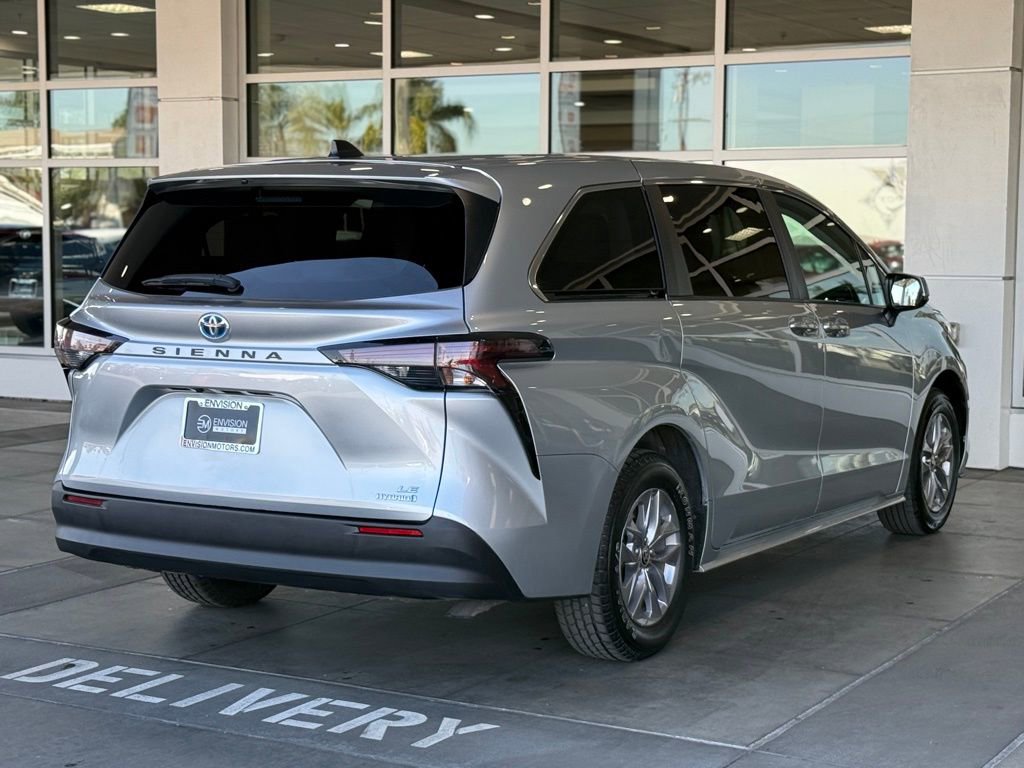 Used 2024 Toyota Sienna LE image 11