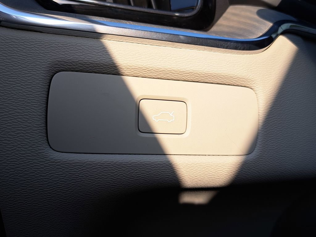 Used 2023 Volvo XC60 B5 Ultimate w/ Climate Package image 11