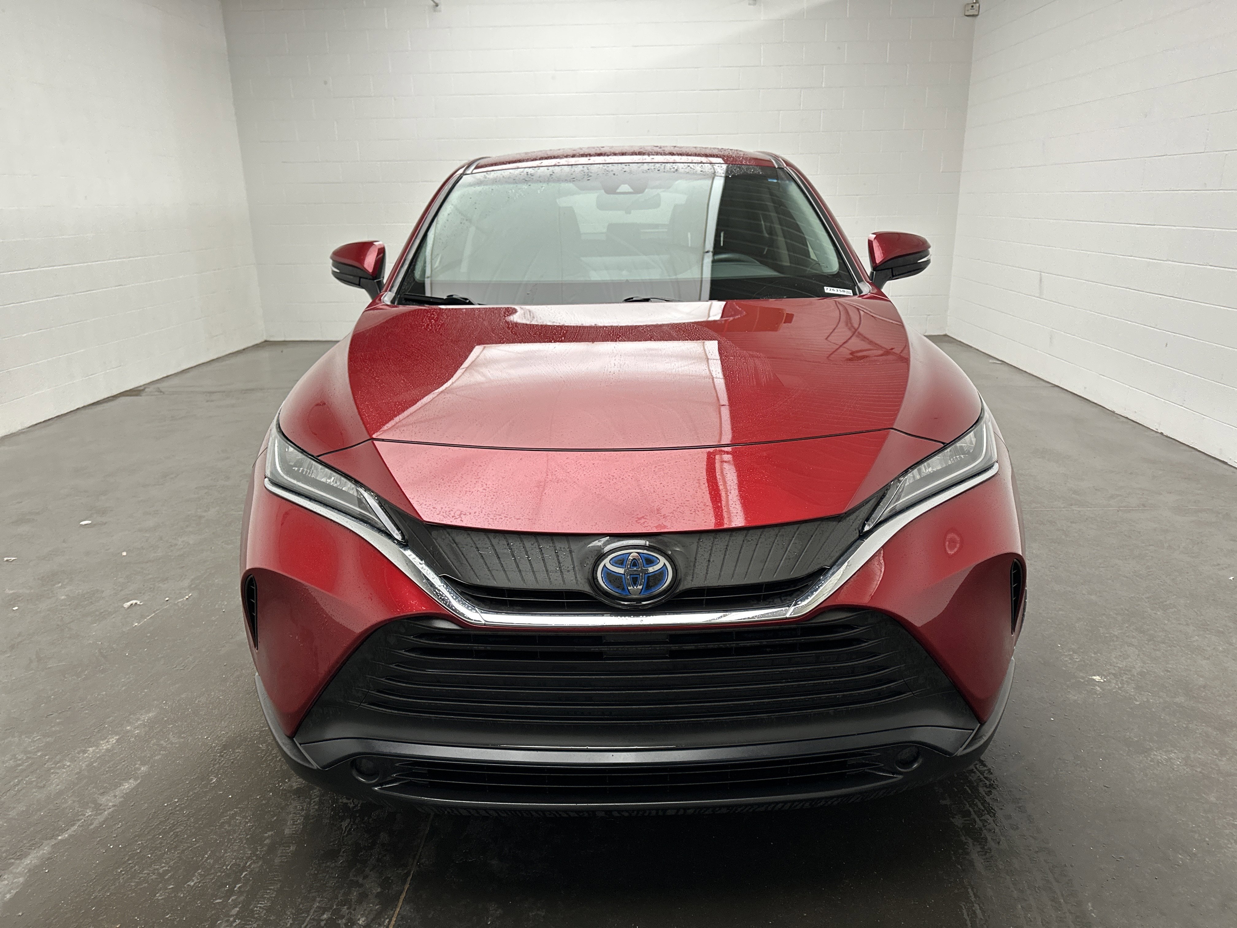 Used 2022 Toyota Venza LE image 3