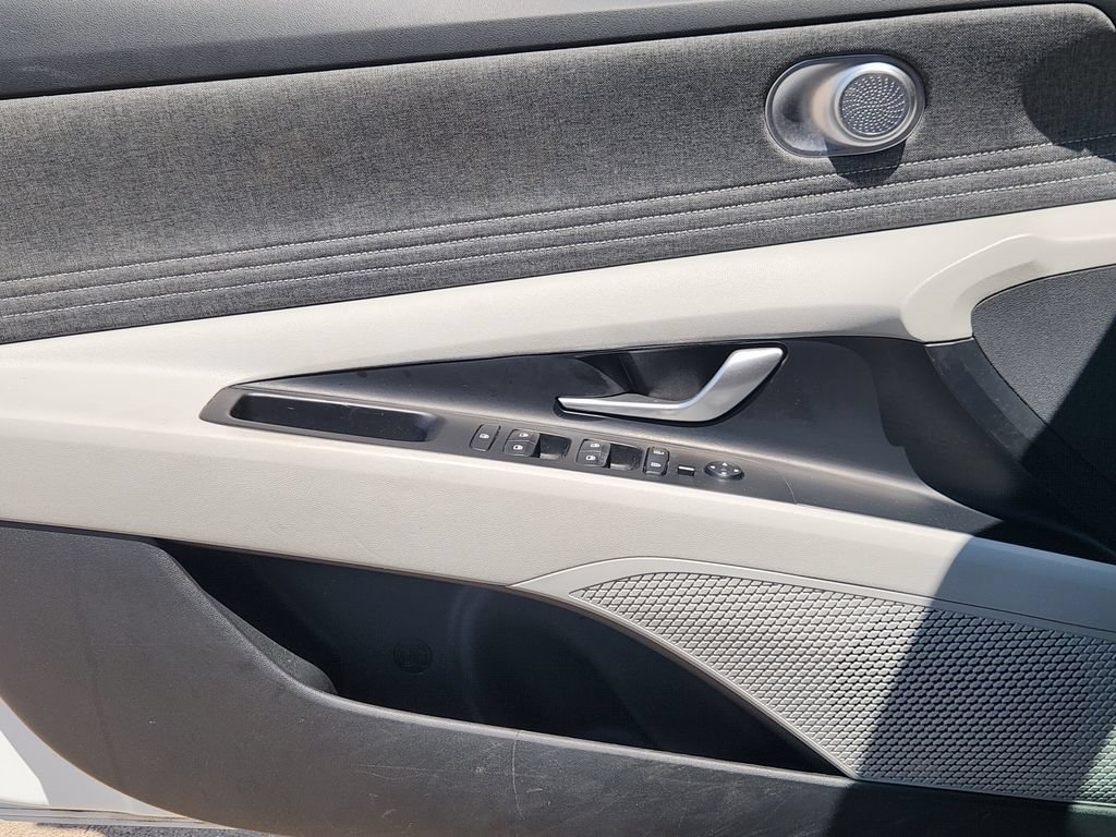 Used 2024 Hyundai Elantra Limited FWD image 18