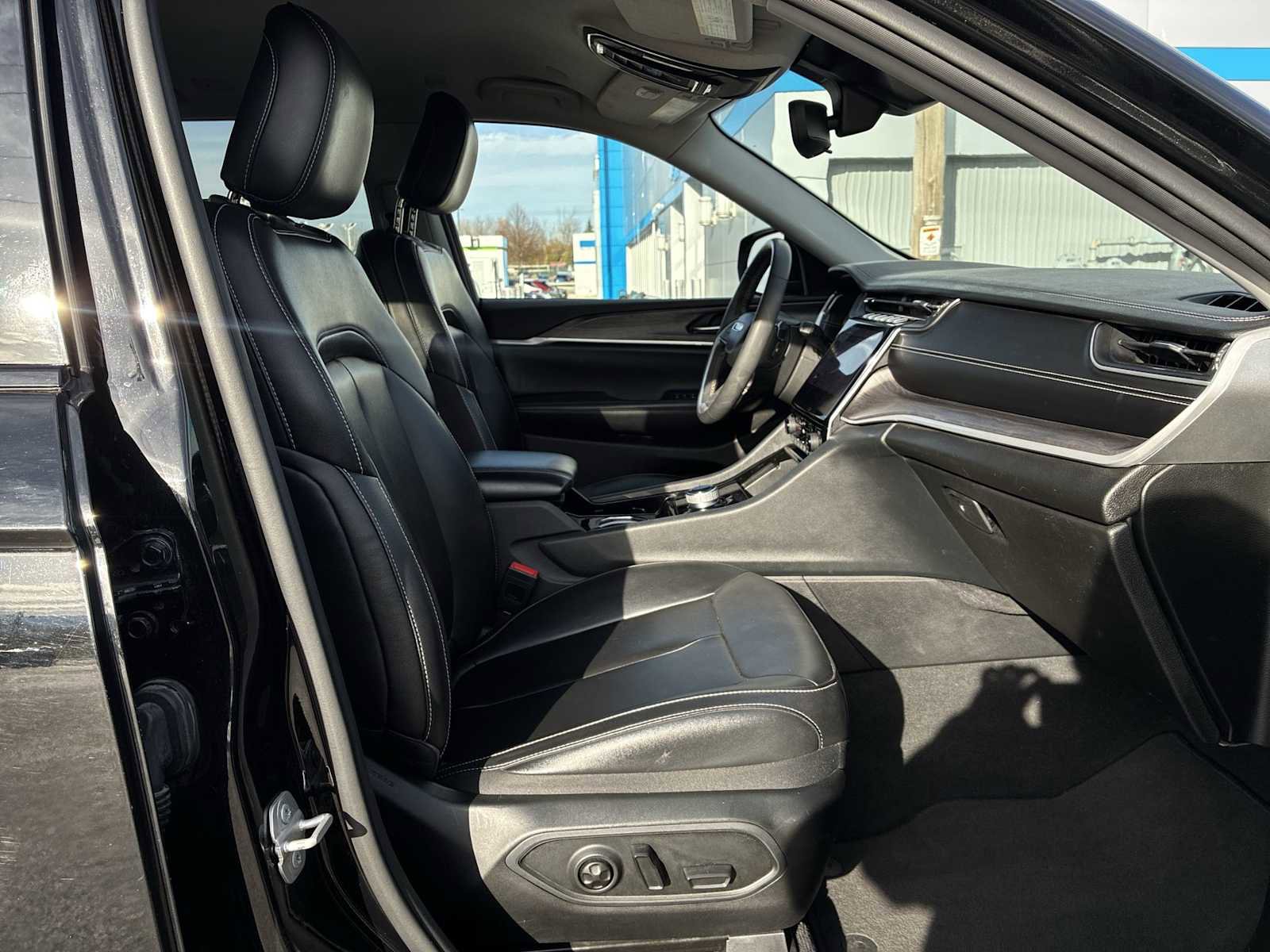 Used 2023 Jeep Grand Cherokee Limited image 29