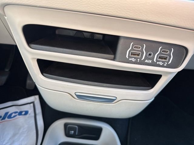 Used 2024 Chrysler Pacifica Touring-L FWD image 27
