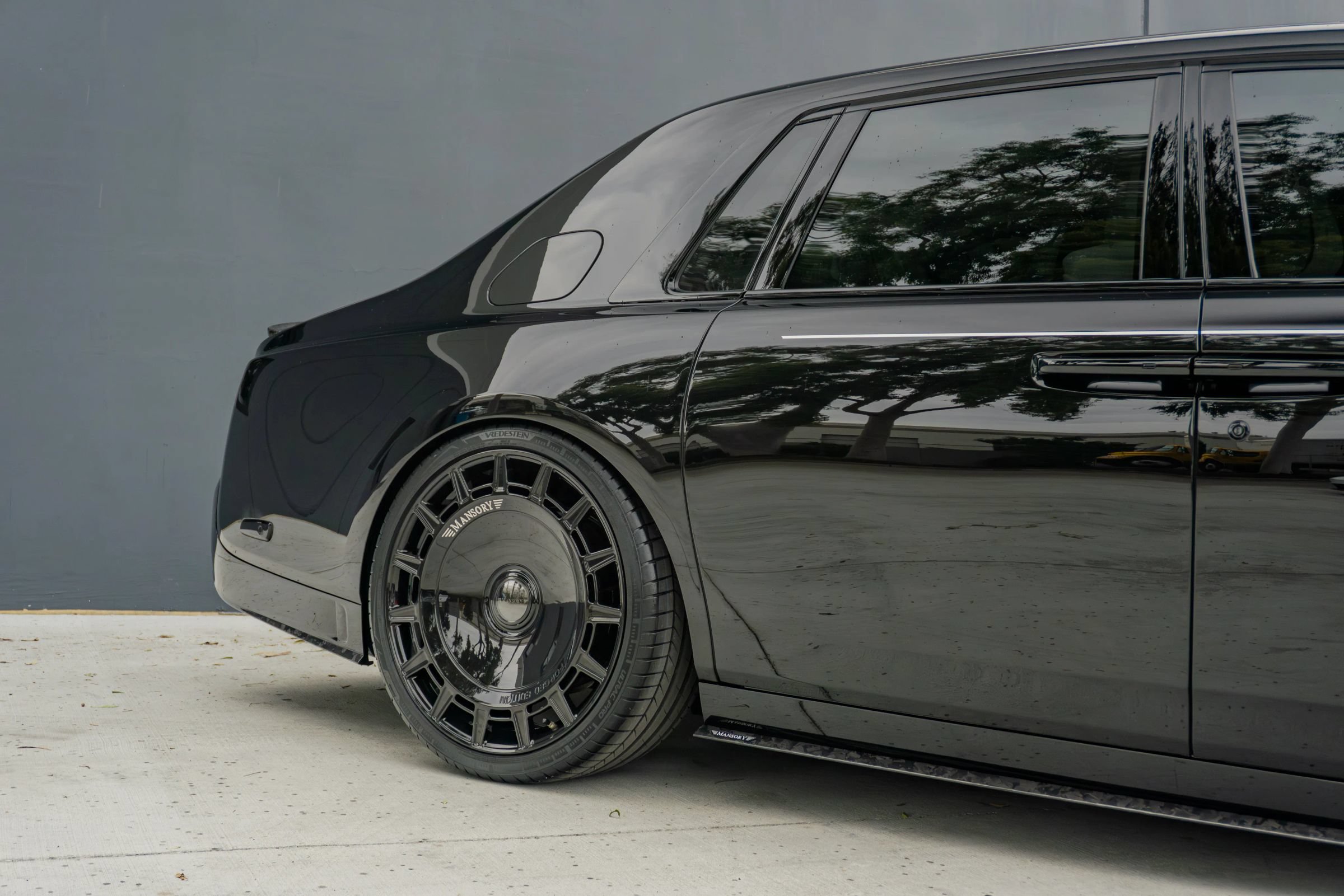 Used 2024 Rolls-Royce Phantom Sedan RWD image 31