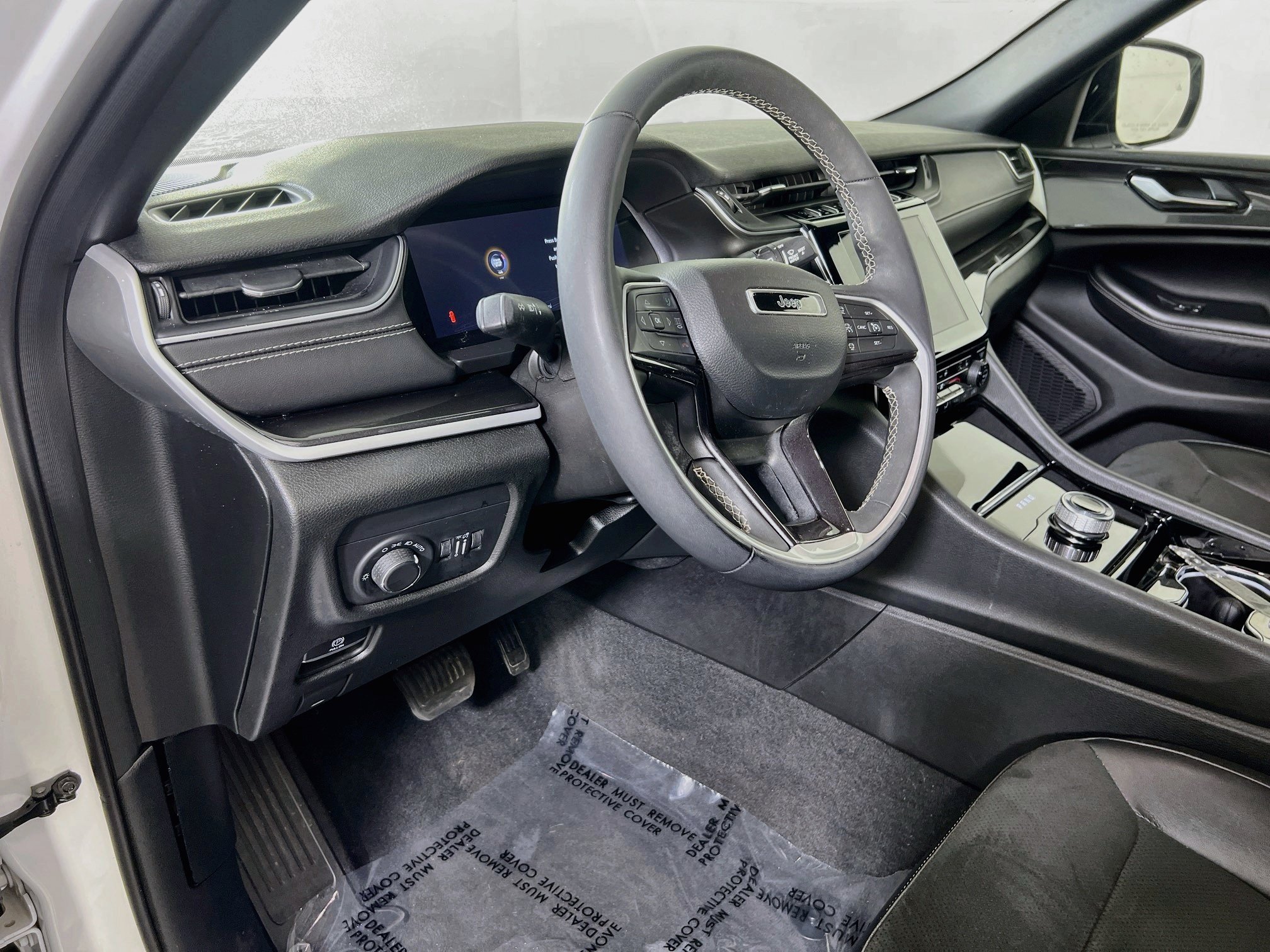 Used 2023 Jeep Grand Cherokee Altitude AWD/4WD image 9