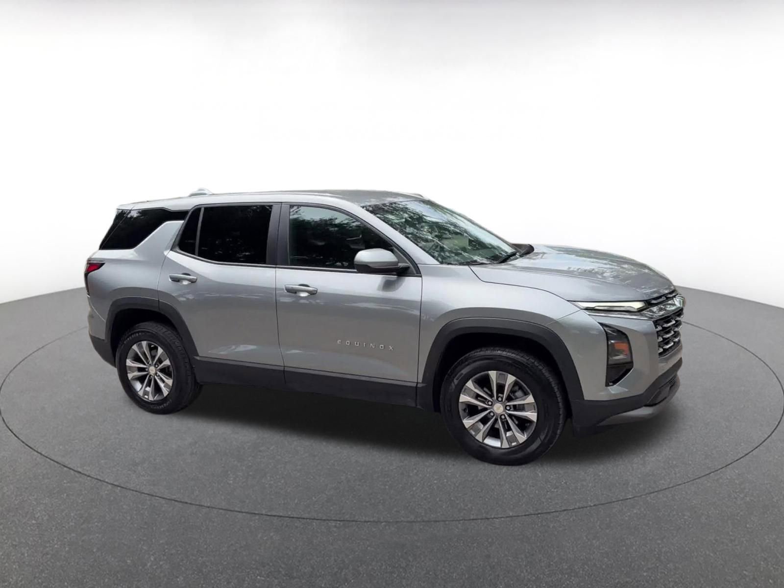 Used 2025 Chevrolet Equinox LT FWD image 3