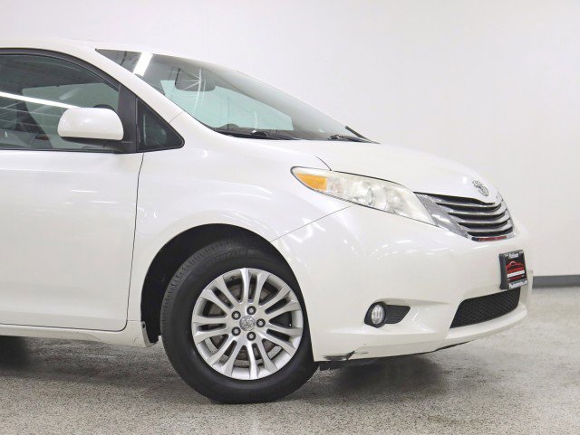 Used 2015 Toyota Sienna XLE w/ XLE Navigation Package image 2