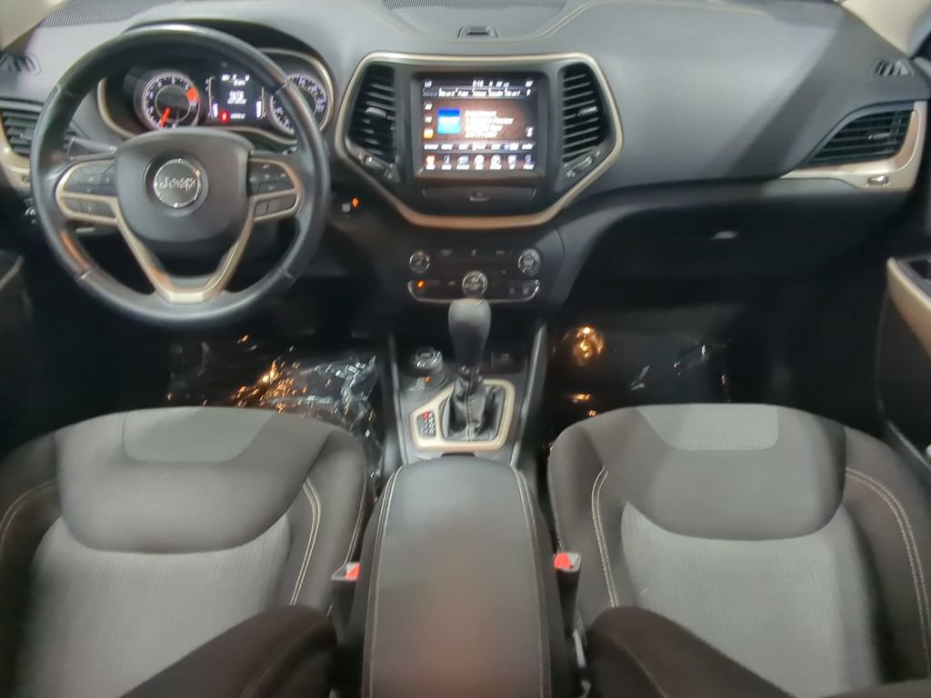 Used 2017 Jeep Cherokee Latitude w/ Comfort/Convenience Group AWD/4WD image 18