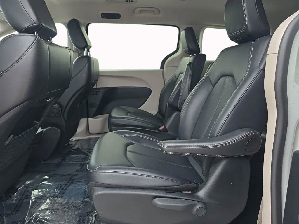 Used 2024 Chrysler Pacifica Select FWD image 14
