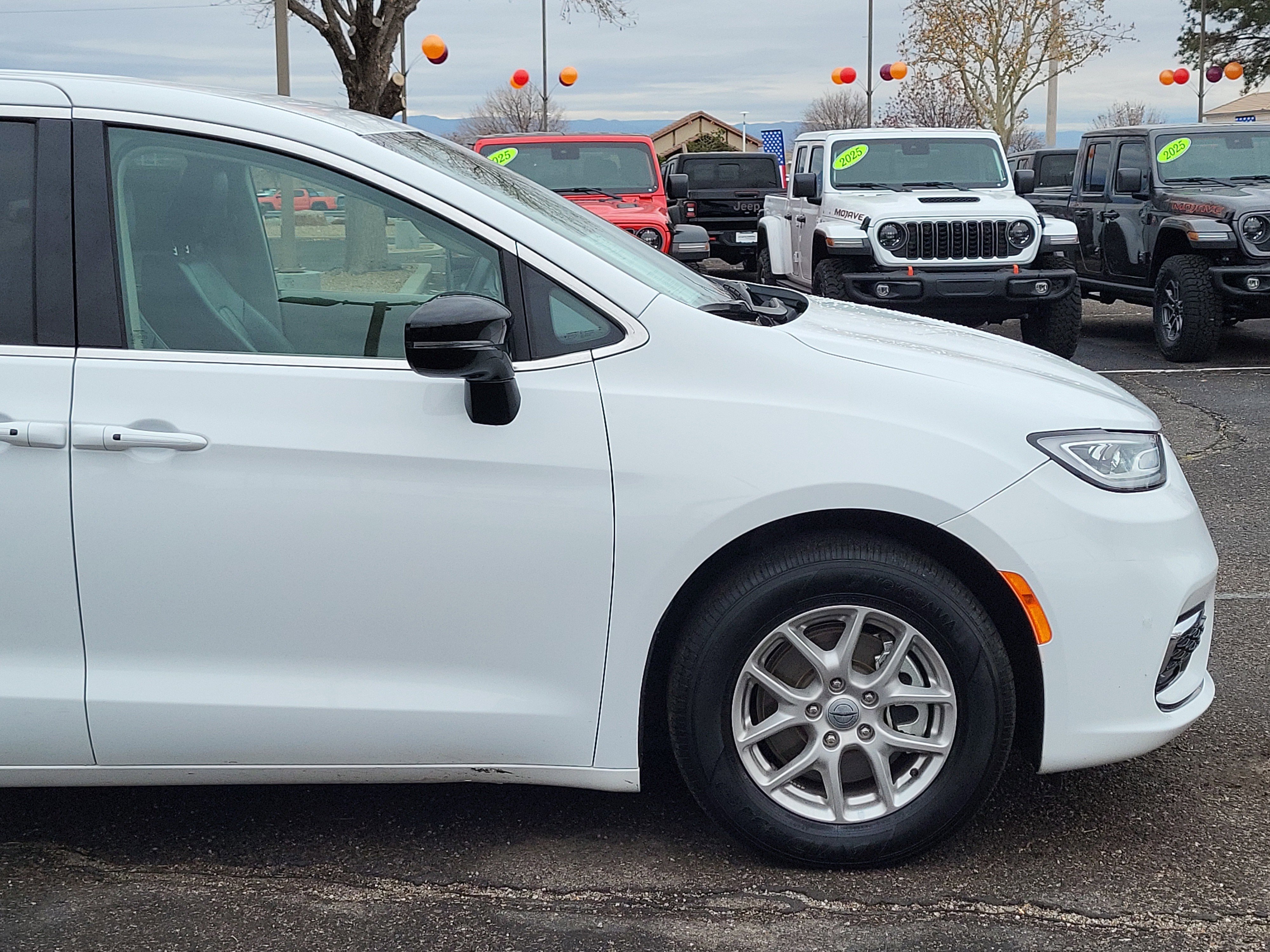 Used 2024 Chrysler Pacifica Touring-L image 8