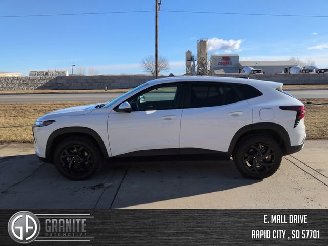 Used 2024 Chevrolet Trax LS w/ LS Convenience Package image 2