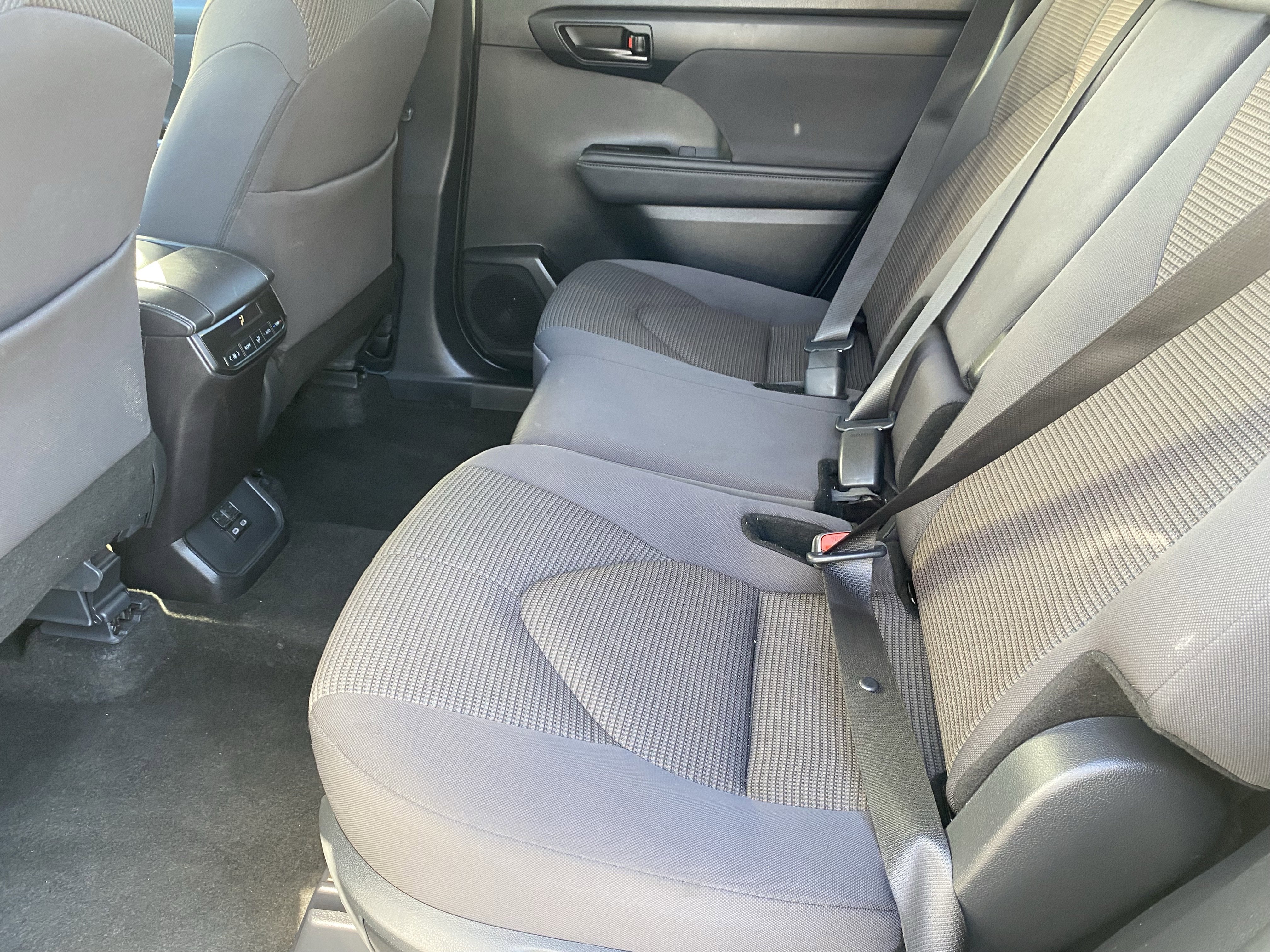 Used 2024 Toyota Highlander LE image 14