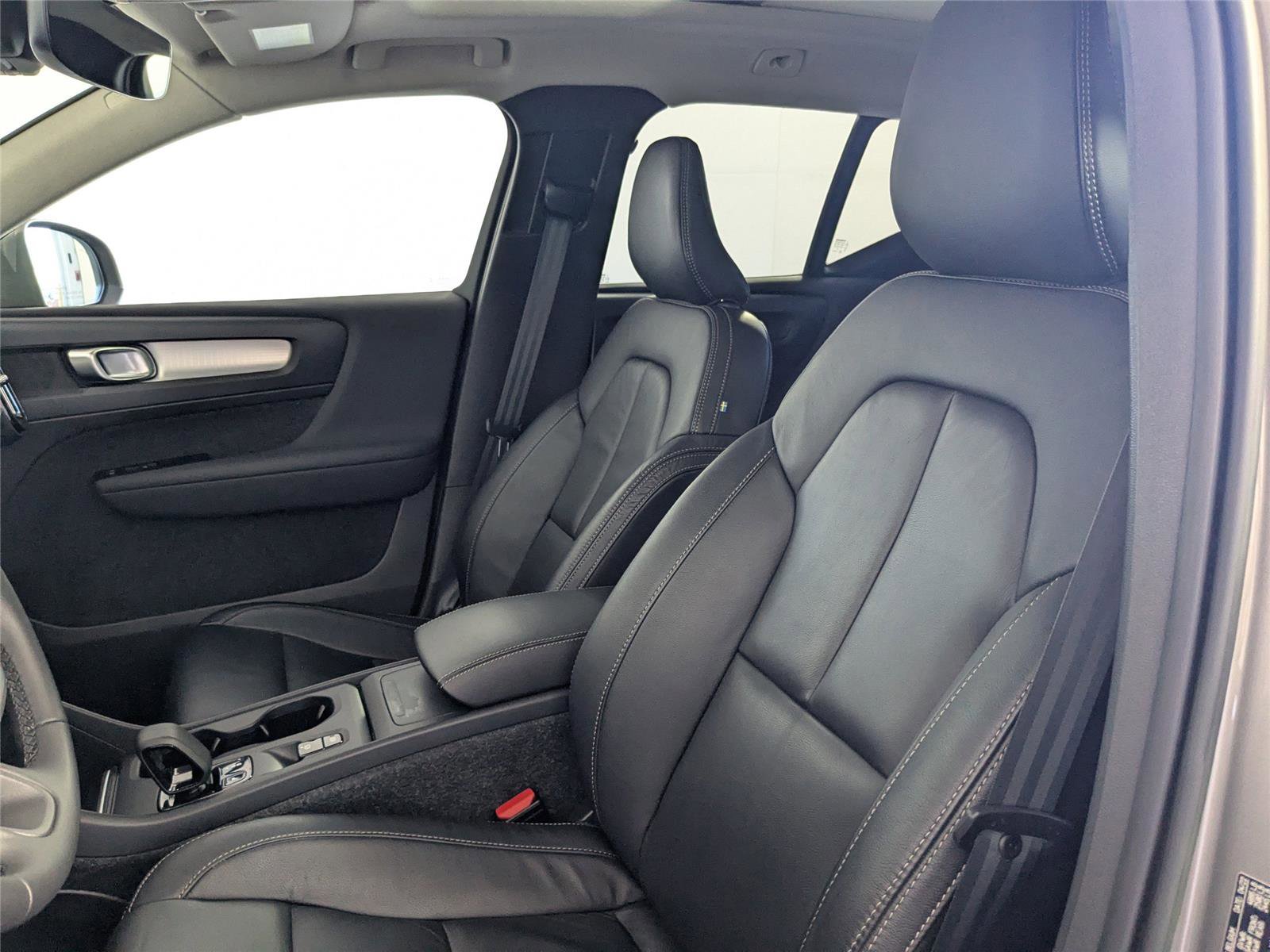 Used 2022 Volvo XC40 T5 Momentum image 12