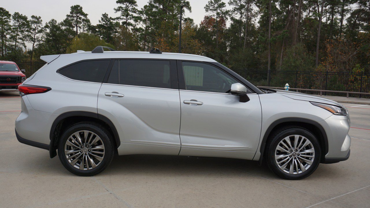 Used 2023 Toyota Highlander Platinum image 4