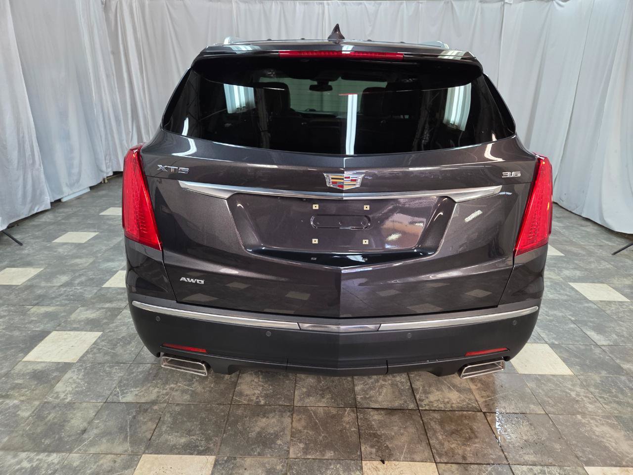Used 2017 Cadillac XT5 Premium Luxury w/ Advanced Security Package AWD/4WD image 4