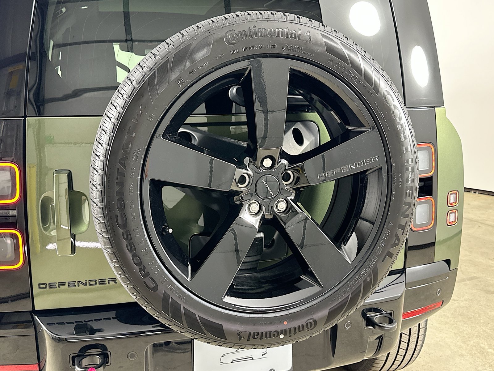 New 2026 Land Rover Defender 110 X-Dynamic SE AWD/4WD image 39