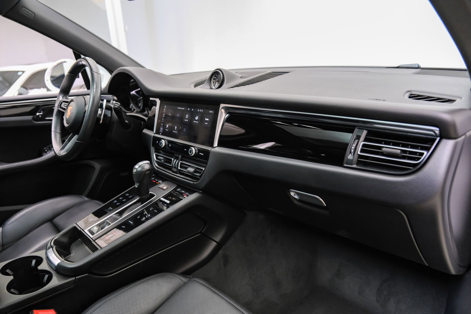 Used 2023 Porsche Macan AWD/4WD image 15