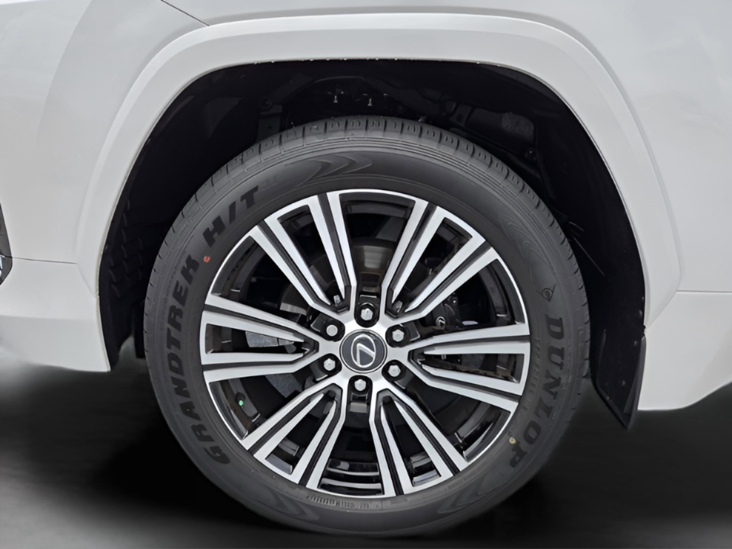 Used 2026 Lexus LX 600 4WD w/ Accessory Package (Z1) image 33
