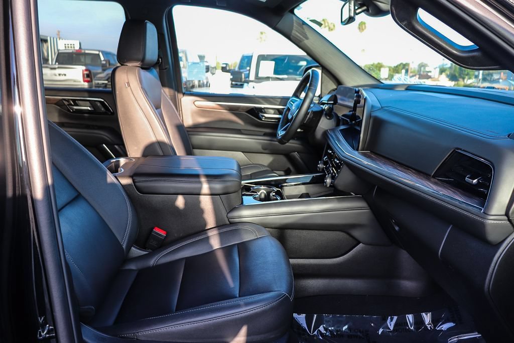 Used 2025 Chevrolet Suburban Z71 AWD/4WD image 19