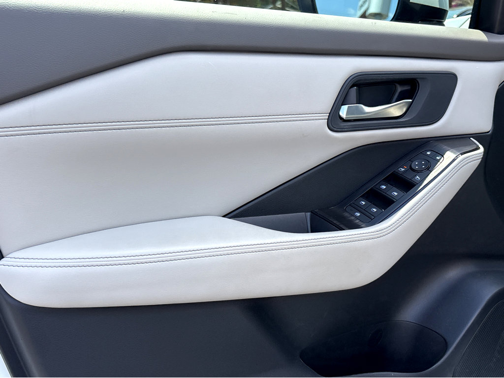 Used 2025 Nissan Rogue SV w/ SV Premium Package image 20