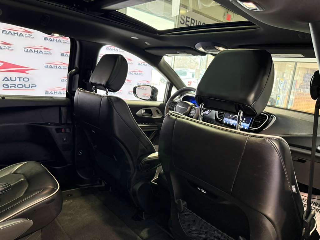 Used 2025 Chrysler Pacifica Limited FWD image 38