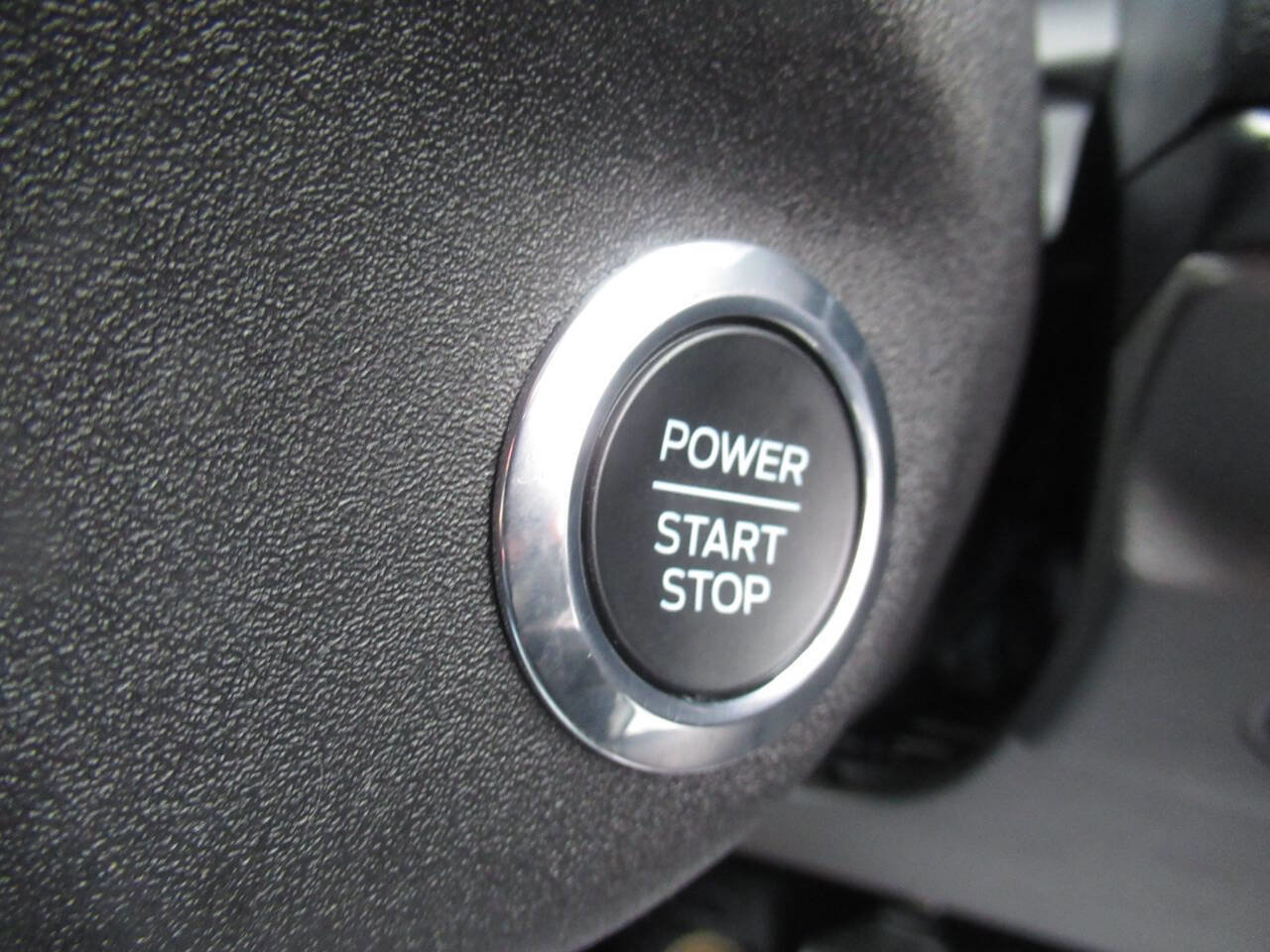 Used 2025 Ford E-Transit 148 Medium Roof image 21